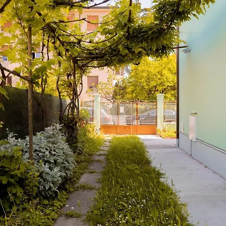 Daire Reno Family House *